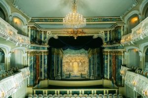 Podium van het laatbarokke theater in Schloss Schwetzingen