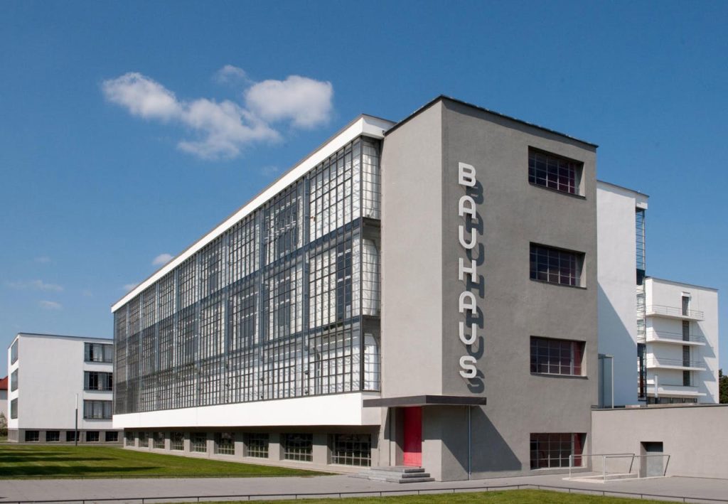 Het hoofdgebouw van Bauhaus in Dessau