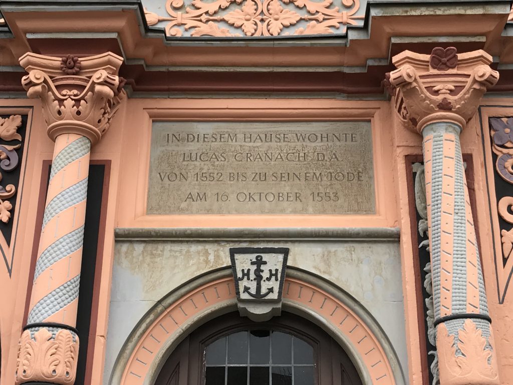 Gedenksteen op de gevel van het Cranachhaus aan de Markt van Weimar