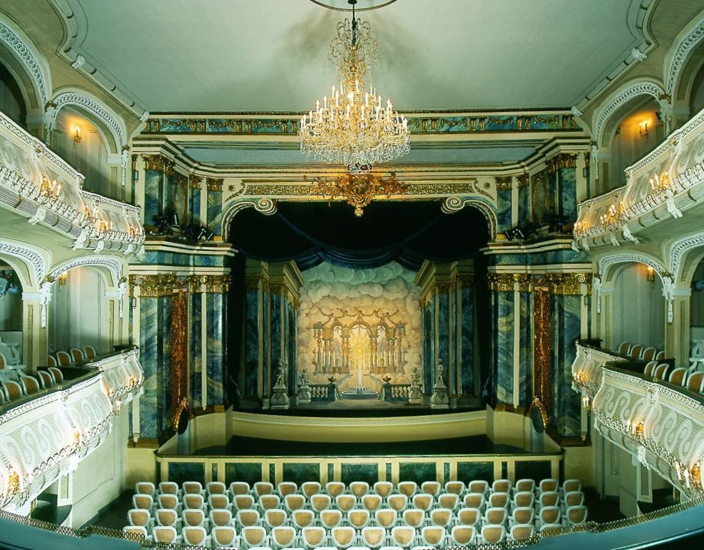Podium van het laatbarokke theater in Schloss Schwetzingen