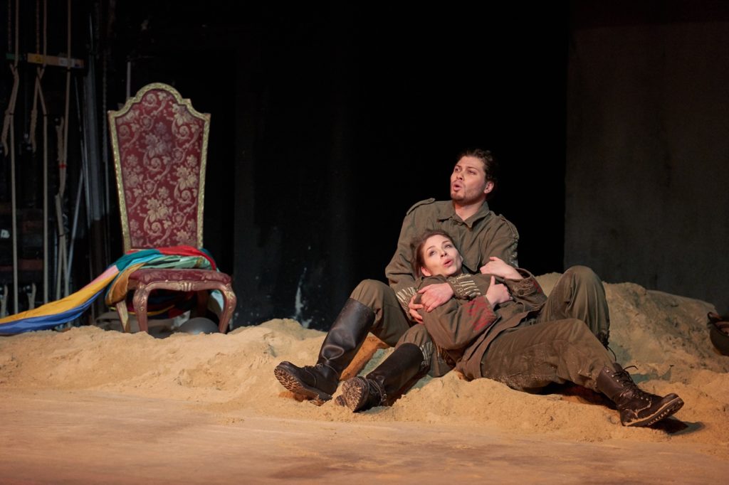Twee soldaten worden verliefd (Foto: Herwig Prammer/Theater an der Wien)