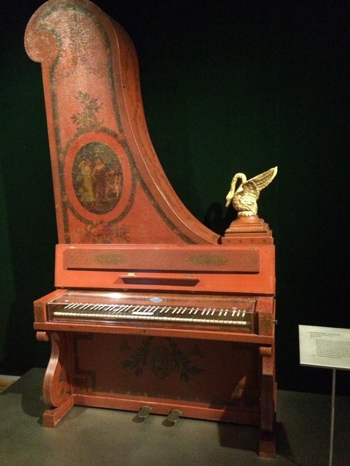 Een van de historische instrumenten in het Museum für Kunst und Gewerbe
