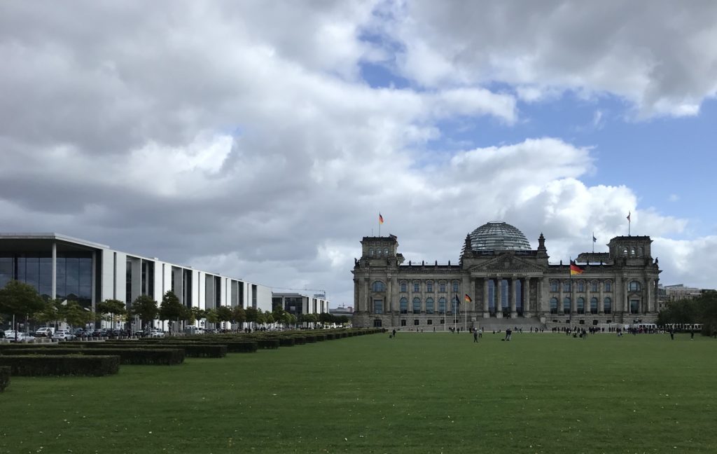 Langs de Reichstag tijdens de stadsrondrit (Foto: Benjamin Rous)