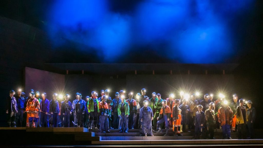 De Israëlieten als mijnwerkers (Foto: Jochen Quast/Deutsche Oper am Rhein)
