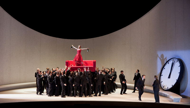 De klok als constante herinnering aan Violetta's naderende einde (Foto: Marty Sohl / Metropolitan Opera)