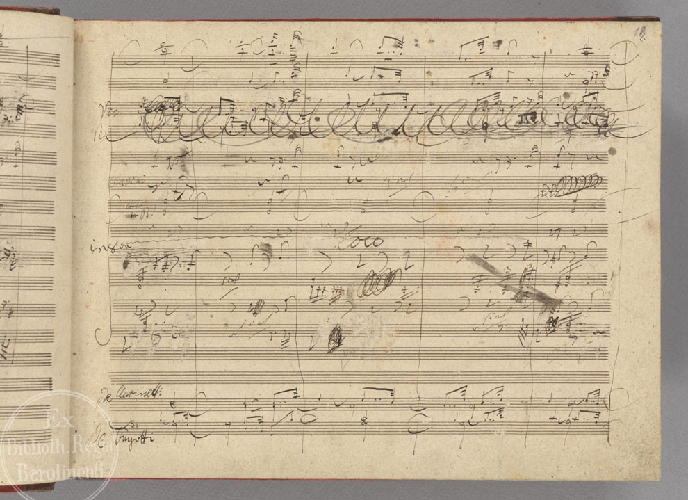 De autograaf van Beethovens Negende (hier een pagina uit het eerste deel), vol correcties en doorhalingen (Foto: Staatsbibliothek zu Berlin)