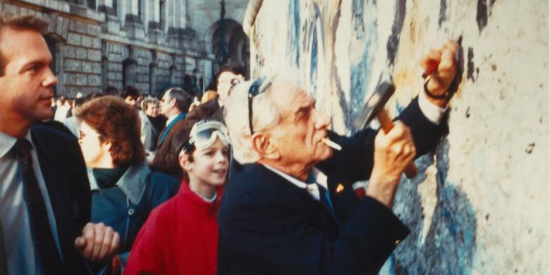Leonard Bernstein bikt eigenhandig een stuk uit de Muur (Foto: Andreas Meyer-Schwickerath) 