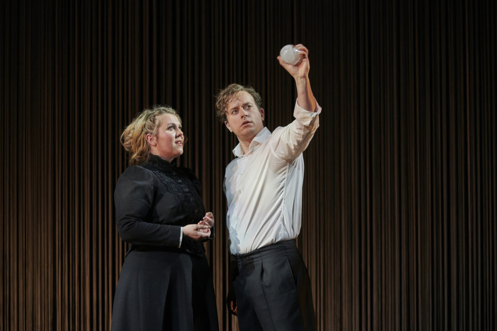Christina Nilsson als Elsa en Daniel Behle als Lohengrin (Foto: Thomas Jauk, Stage Picture)
