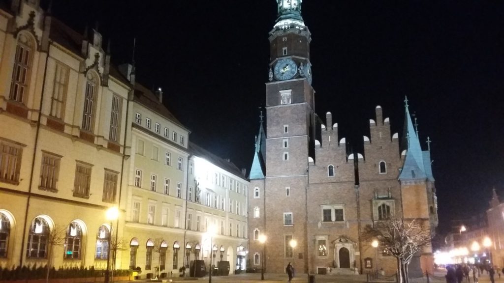 Het oude gotische stadhuis van Wroclaw op het marktplein
