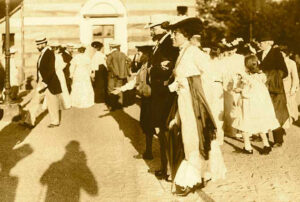 Engelbert Humperdinck met zijn vrouw Hedwig bij de Bayreuther Festspiele, juli 1904