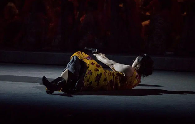 Carmen schiet Don José neer (regie Leo Muscato, Florence 2018)
