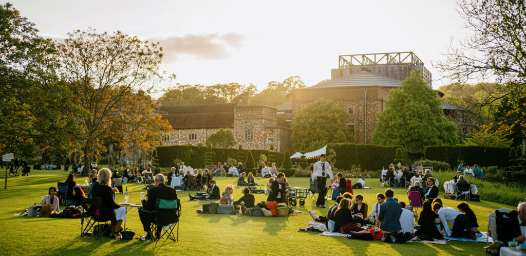 Picknicken in de ondergaande zon tijdens de pauze van het Glyndebourne Opera Festival