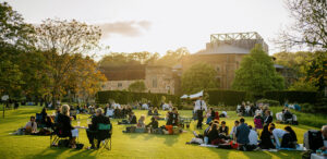 Picknicken in de ondergaande zon tijdens het Glyndebourne Opera Festival