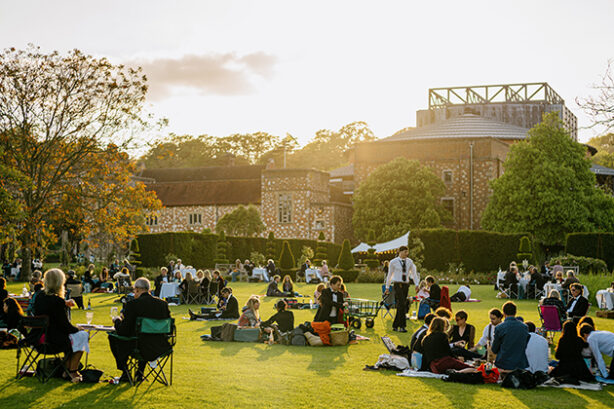 Picknicken in de ondergaande zon tijdens het Glyndebourne Opera Festival