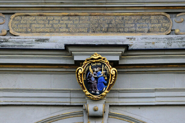 Friedenskuss op het portaal van Schloss Friedenstein in Gotha