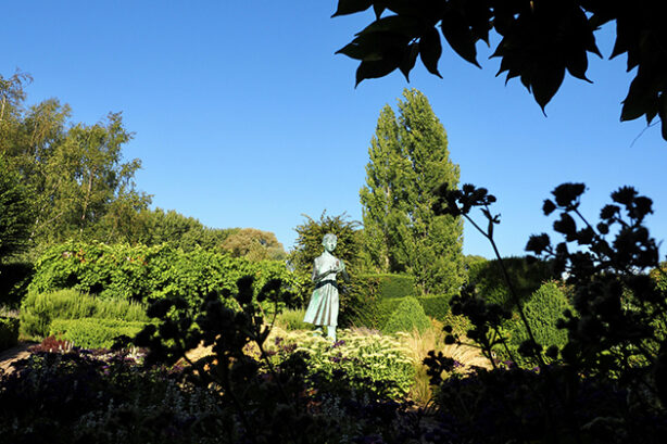 Waterperry - gardens - statue