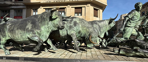 Beeldengroep stieren in Pamplona
